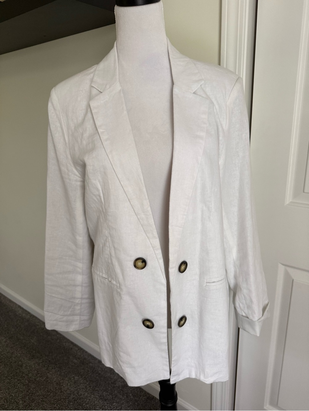 Tahari White Double-Breasted Linen-Blend Blazer… worn once Like New!